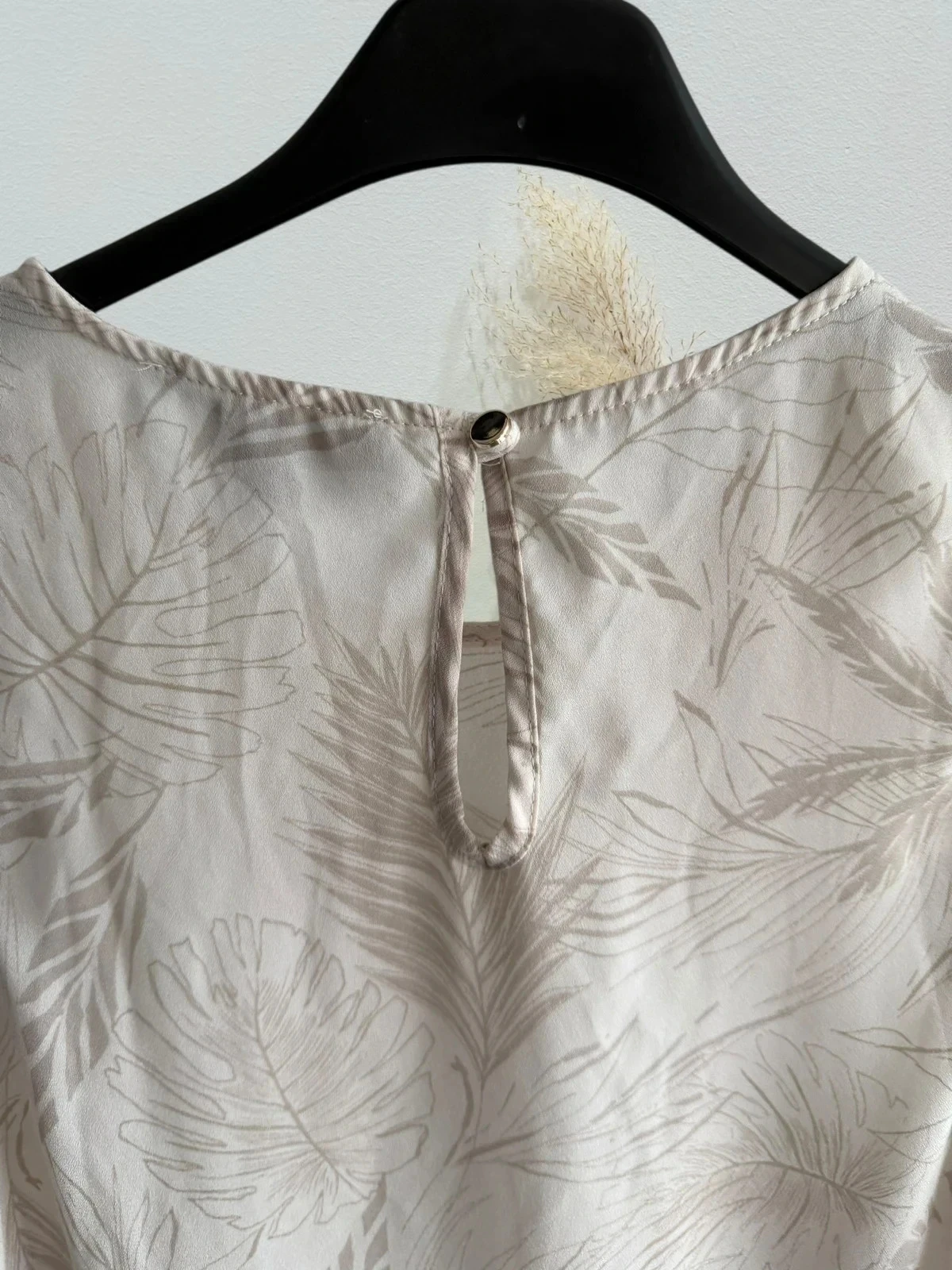 Mooie vloeiende crème zwangerschapsblouse met patroon T38/M – photo 5